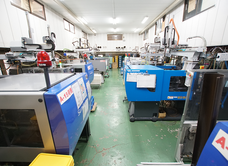 工場内の成形機の様子