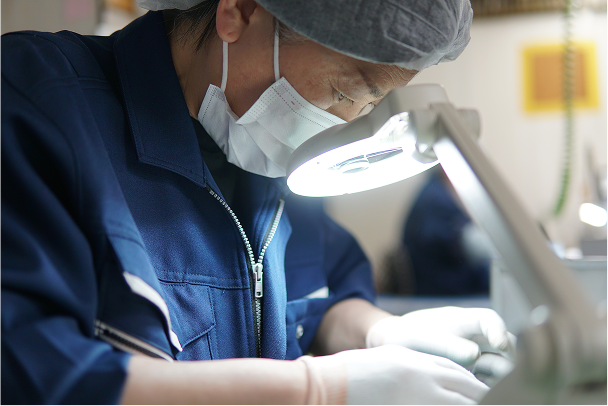 工場内の成形機の様子