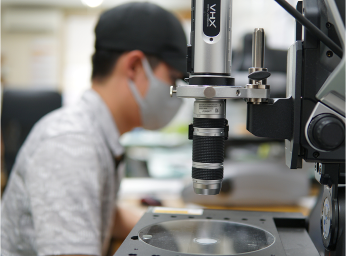 検査機と作業の様子